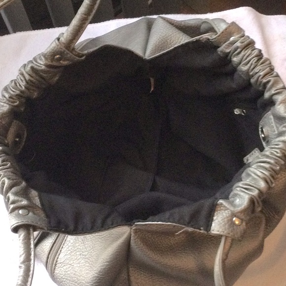 Attention shoulder bag very attractive. Bag is a silver gray. - Picture 6 of 6